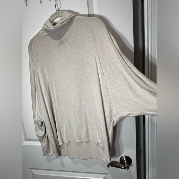 Express Long Sleeve Cream Turtleneck Size Medium - Picture 8 of 11